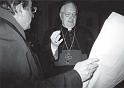 75 Roma 2008, il Card. Angelo Sodano osserva un ritratto di Papa Benedetto XVI realizzato da Francesco Guadagnuolo
